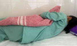 Nhiều ngày qua chị T. phải nằm viện điều trị với nhiều vết bầm tím trên cơ thể, tâm lý hoảng sợ, lo lắng. Ảnh: VTC News