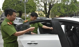 Cảnh sát đập vỡ kính ôtô để bắt giữ Dũng và Hoàng. Ảnh: C.A