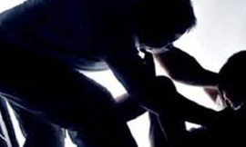 Bé gái bị người tình của mẹ hiếp dâm nhiều lần đến có thai