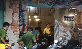 Cảnh sát khám nghiệm hiện trường vụ án mạng