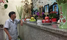 Ông Dinh thất thần bên bàn thờ đặt di ảnh của 6 người thân