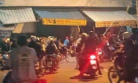 Nhóm thanh niên cầm ba chĩa truy tìm đối thủ