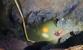 Vụ người đi xe máy rơi 'hố tử thần': Xuyên đêm treo dây tiếp cận hốc sâu tìm nạn nhân 