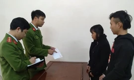 Lê Thị Nguyệt và Phạm Lý Tưởng tại cơ quan điều tra. Ảnh: C.A