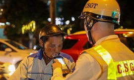 Uống 3 chén rượu với chủ nhà vì nể, nam phụ hồ bị phạt 5,8 triệu đồng