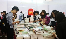 Độc giả dự Hội sách nhân Ngày sách Việt Nam 2016
