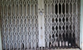 Bên ngoài căn nhà bị phóng hỏa