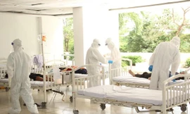 Tận thấy chiến sỹ tuyến đầu chăm lo, tiếp tế nhu yếu phẩm cho bệnh nhân COVID-19