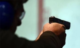 Bị truy đuổi, thanh niên rút súng hăm dọa công an