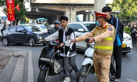 Học sinh 'đầu trần' phóng xe điện vun vút đến trường trình bày lí do bất ngờ