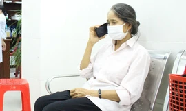 Bà lão xin… nghỉ học để cùng chồng đi chích ngừa vắc xin COVID-19 