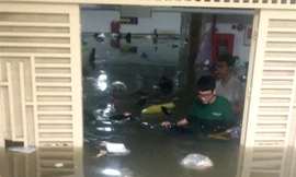 Hà Nội: Ngập nhà cho thuê, hơn 60 xe máy chìm trong nước