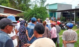 Người dân theo dõi cảnh sát khám nghiệm hiện trường vụ án