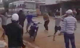 Hai nhóm cầm hung khí đánh nhau giữa đường. Ảnh cắt từ clip