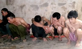 Nhóm các đối tượng bị bắt tại nhà của Sơn. Ảnh: Cao Sơn