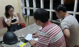 Lực lượng chức năng lấy lời khai của gái bán dâm