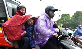 Cảnh khốn khổ trong mưa rét trên đường phố Hà Nội