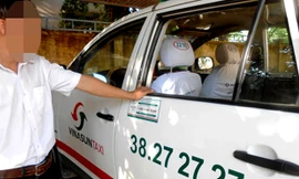 Tài xế T.H.N bên chiếc taxi bị vỡ kính. Ảnh: Phước Hiệp 