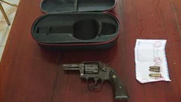 Rút súng quân dụng giải quyết mâu thuẫn