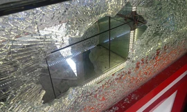 Cận cảnh đối tượng cầm búa đập kính, cướp vàng trong 3 giây