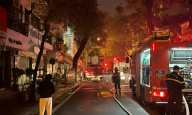 Video: Lực lượng PCCC nỗ lực dập lửa vụ cháy 4 người chết ở Hàng Lược