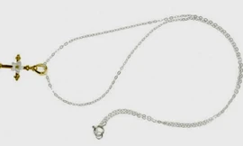  Dây chuyền thánh giá rơi vào họng, bé gái đi cấp cứu