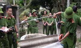 Giận vợ, chồng ném con xuống giếng