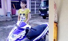 Hà Thị Thương cùng với chiếc xe máy cướp của anh rể tại cơ quan điều tra CA huyện Nghĩa Đàn và chiếc dao Thương dùng để "trả thù" anh rể