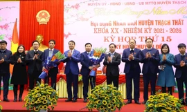 Lãnh đạo huyện Thạch Thất chúc mừng ông Phùng Khắc Sơn (thứ 6 từ phải sang) được bầu giữ chức Phó Chủ tịch UBND huyện Thạch Thất nhiệm kỳ 2021-2026. 