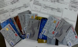 Giấy biên nhận nạn nhân nộp tiền và những chiếc thẻ được chúng rút tiền của các bị hại