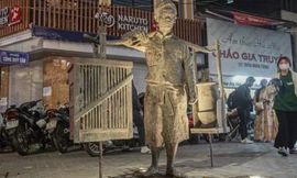 Du khách thích thú check-in với tượng 'người đàn ông gánh phở'