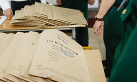 Mọi công tác in sao, vận chuyển đề thi, bài thi của thí sinh trong kỳ thi THPT quốc gia đều có nhân viên an ninh giám sát. Ảnh kiểm tra túi đựng bài thi của thí sinh năm 2017: Hoàng Thành.