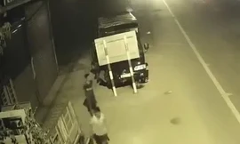 Hai thiếu niên bỏ chạy khi ôtô tải gây tai nạn tại huyện Long Thành. Ảnh: Cắt từ video