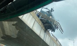 Kinh hãi xe ben suýt rơi từ cầu vượt xuống đường đông phương tiện