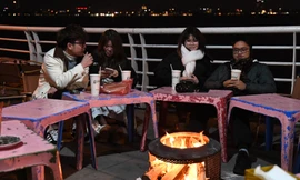 Người Hà Nội đốt lửa, che chắn gió trong đêm lạnh 12 độ C