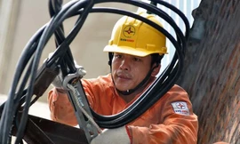 Người thợ điện luôn phải phơi mình, làm việc dưới cái nắng gay gắt