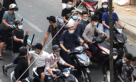 Hai nhóm mang theo hung khí đánh nhau