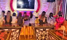 Tiếp viên nhà hàng Quỳnh Trâm 1 tránh mặt đoàn kiểm tra