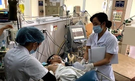  Nạn nhân ngộ độc được đưa đi cấp cứu