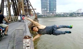 Chàng trai đu mình trên thành cầu Long Biên gây xôn xao