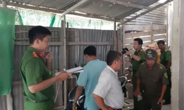 Cảnh sát khám nghiệm căn nhà nơi xảy ra sự việc