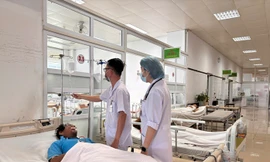 Cấp cứu 8 người ngộ độc sau khi ăn lẩu