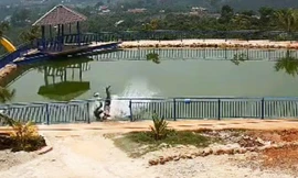 Kinh hoàng cảnh xe máy đâm bung lan can sắt, 2 người rơi xuống hồ nước tử vong 