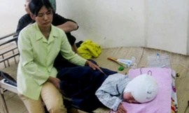 Chị H. đang chăm sóc cháu H. tại bệnh viện Nhi Thanh Hóa