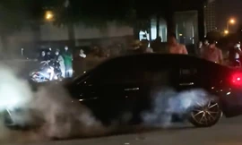 Ô tô Camry lao lên vỉa hè bốc khói mù mịt, nam tài xế bất tỉnh