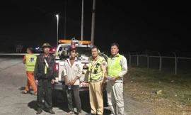 Tài xế hoảng hồn né người đàn ông chạy xe đạp trên đường cao tốc ban đêm