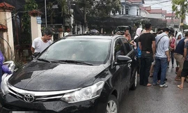 Chiếc ô tô cùng người đàn ông bị dân làng vây bắt