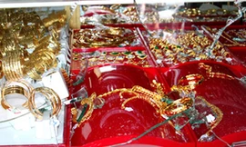 Chủ tiệm kim hoàn báo bị kẻ gian đâm, cướp 21 cây vàng