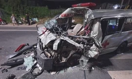 Tông đuôi ô tô, xe cấp cứu 'nát đầu', 3 người bị thương