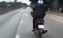 Bùi Xuân Ba (SN 1987) đi xe máy bằng chân (ảnh cắt từ clip)